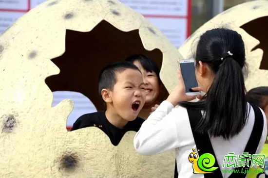 小朋友在恐龍蛋里拍照