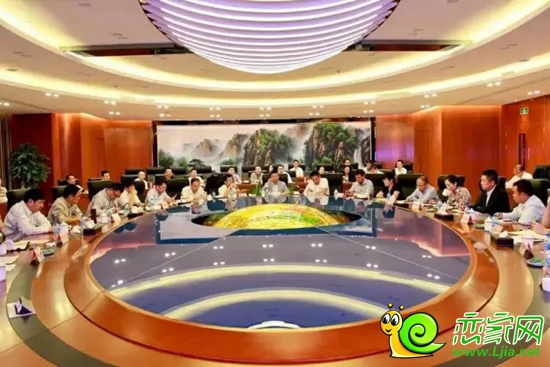 華耀城集團(tuán)執(zhí)行董事兼總裁林賢富在大會(huì)上發(fā)言