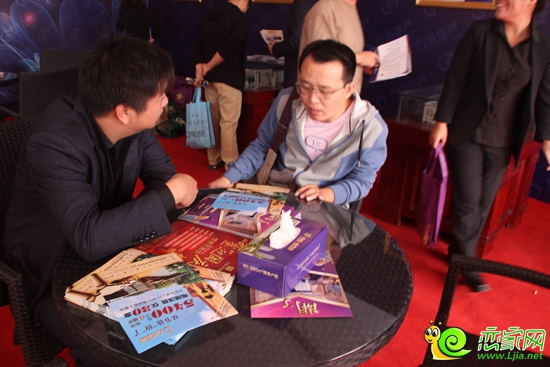 在展廳咨詢的購房者