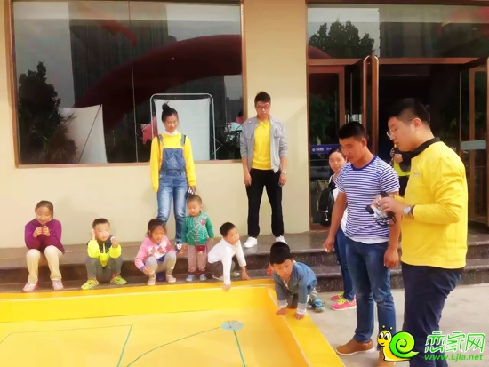 等待游戲開始的小朋友們