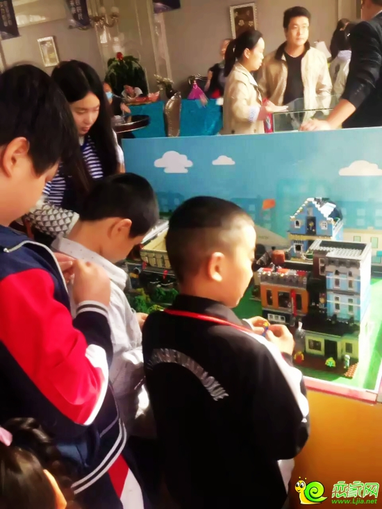 正在進(jìn)行拼搭的小朋友們