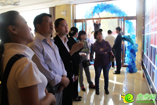 購房者聽置業(yè)顧問講解區(qū)位圖