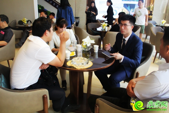 購(gòu)房者同從職業(yè)顧問(wèn)講解戶型