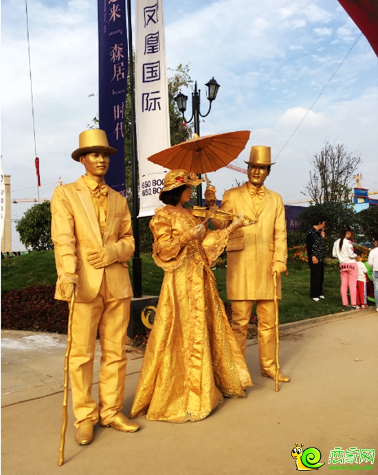 鳳凰國際為到場客戶準備的行為藝術(shù)表演
