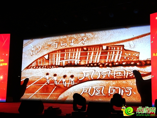 精彩的沙畫表演