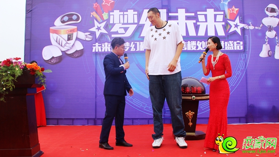 孫明明與主持人現(xiàn)場客戶進(jìn)行互動(dòng)