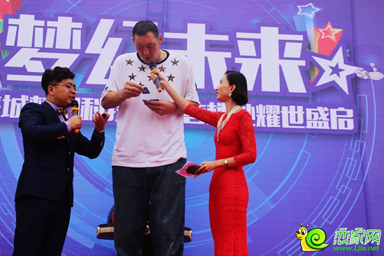孫明明抽取三等獎(jiǎng)
