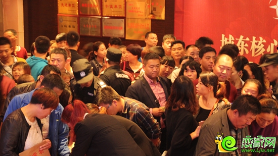 業(yè)主在進(jìn)入會場前領(lǐng)取選房卡