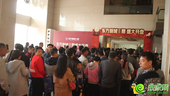 早早抵達(dá)現(xiàn)場等待的業(yè)主
