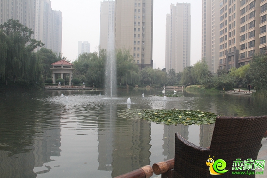 小區(qū)內(nèi)的湖景設(shè)計(jì)