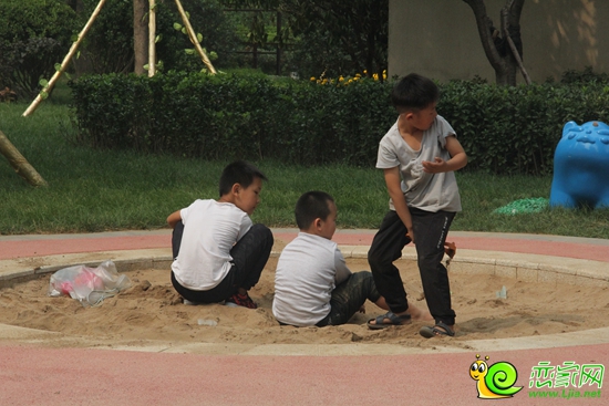 孩子在小區(qū)自由玩耍