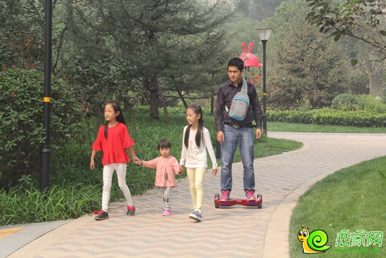 孩子在小區(qū)內(nèi)自由的奔跑
