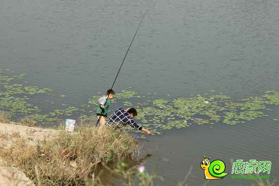 父子假日在支漳河邊釣魚