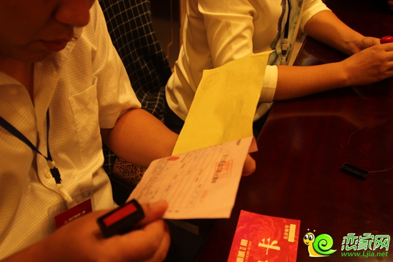工作人員仔細(xì)核對(duì)信息