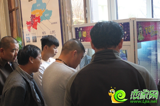 進(jìn)行電玩游戲體驗(yàn)的購房者