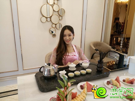 128㎡樣板間的美女為購房者展現(xiàn)“茶道”