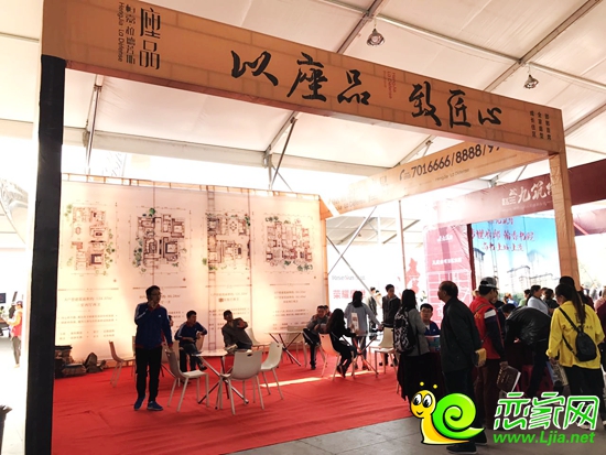 “座品”展位前的購房者