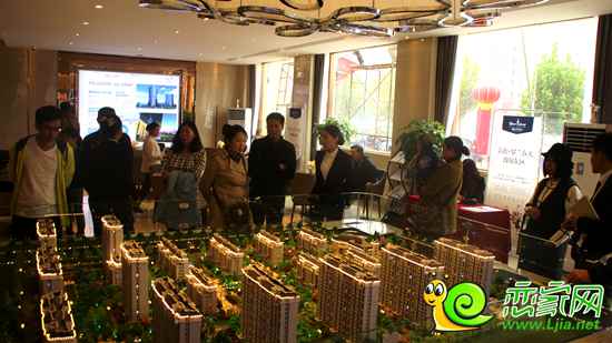羅蘭春天城市展廳內(nèi)的購(gòu)房者