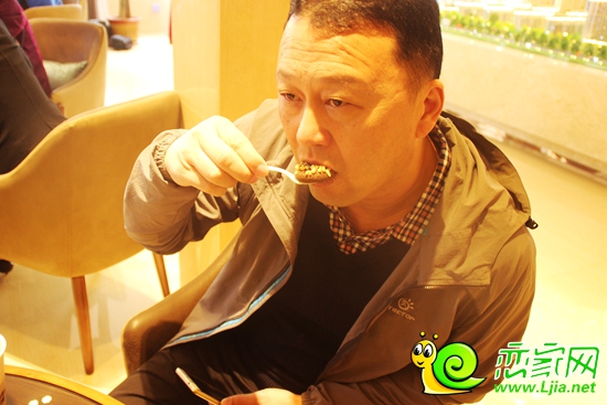 羅蘭春天城市展廳內(nèi)品鑒法式點(diǎn)心的購(gòu)房者