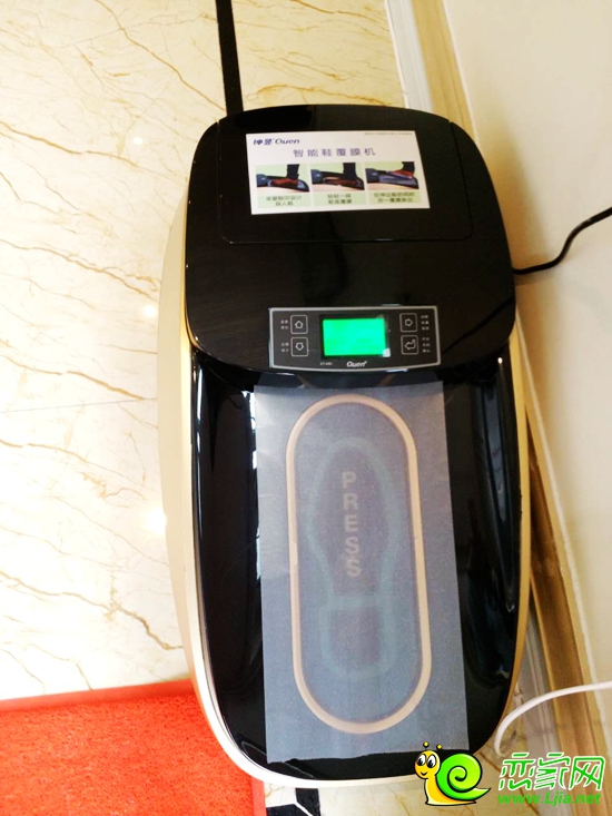樣板間內(nèi)具有現(xiàn)代特色的智能鞋套機