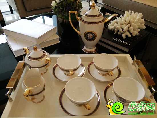 茶幾上擺放著精致的茶杯