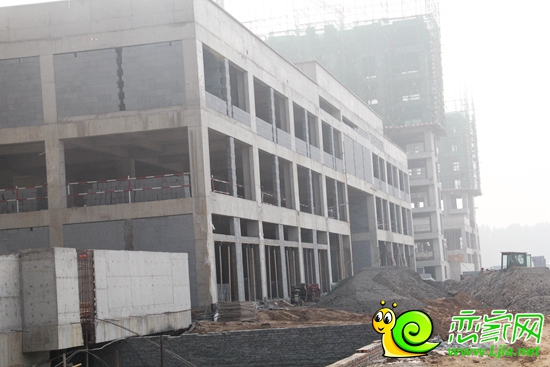東尚·名筑7#底商外立面建設(shè)中