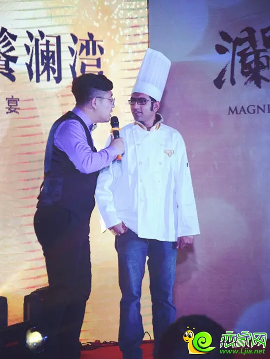 為到場(chǎng)來(lái)賓準(zhǔn)備美食的法籍大廚