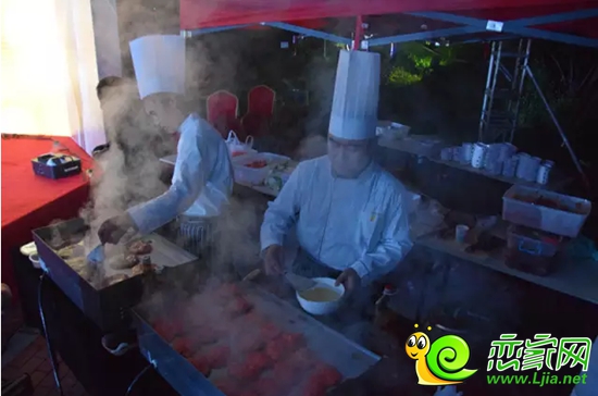 大廚為來(lái)賓準(zhǔn)備味美可口的法式牛排