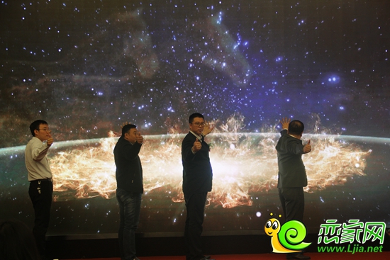 王總、山總、戴經(jīng)理、梅總、李總共同按下手印