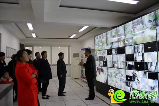 工作人員同準業(yè)主講解小區(qū)安保