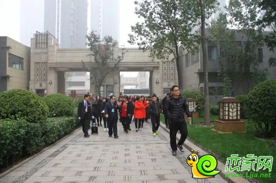 萬浩新城準業(yè)主參觀小區(qū)園林