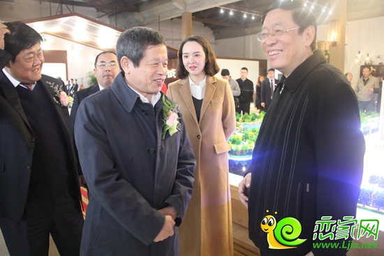 邯鄲市副市長孟廣軍同人大常委主任會主任彭學(xué)增討論項目