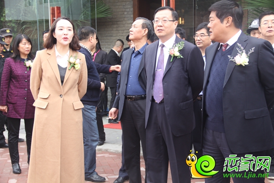 到場領(lǐng)導(dǎo)與崔經(jīng)理討論項目周邊規(guī)劃