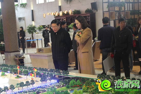 崔經(jīng)理向邯鄲市人大常委主任會主任彭學(xué)增講解項目
