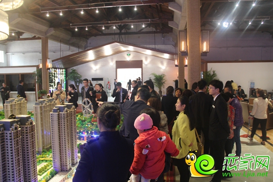 奠基儀式結(jié)束后購房者紛紛回到展廳咨詢樓盤信息