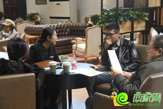 購房者同置業(yè)顧問詳細溝通樓盤信息