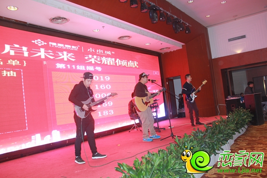 樂隊在傾力演出