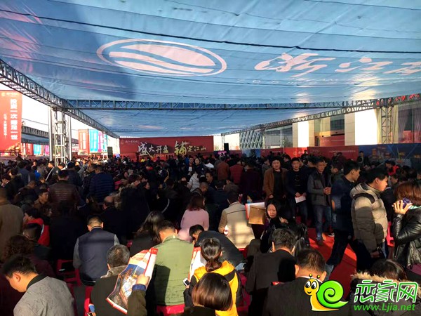 浙江商貿(mào)城11·11開盤人山人海搶鋪場(chǎng)景