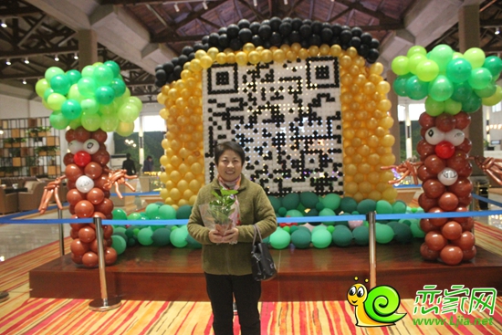 領(lǐng)取到綠植的朋友與瑞城微信二維碼墻合影