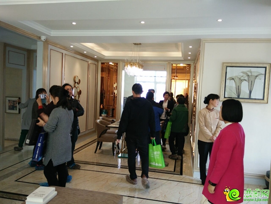 進樣板間參觀的網(wǎng)友