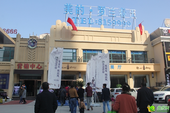 網(wǎng)友前往羅蘭春天城市展廳