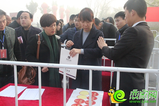 置業(yè)顧問(wèn)給“準(zhǔn)業(yè)主”貼上臂章