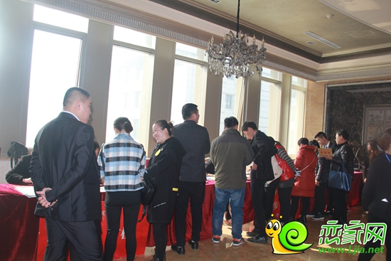 工作人員對成功訂房者所選戶型進(jìn)行仔細(xì)審核