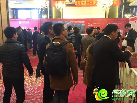 “準(zhǔn)業(yè)主”在選房區(qū)進(jìn)行戶型選擇