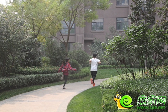 業(yè)主可以在小區(qū)健康跑道隨心鍛煉
