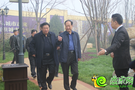 武金良市長(zhǎng)前往樣板間進(jìn)行參觀