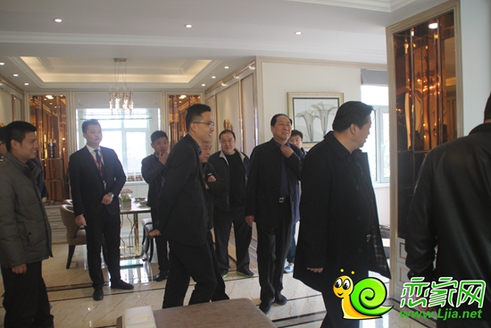 武金良副市長(zhǎng)一行人參觀樣板間