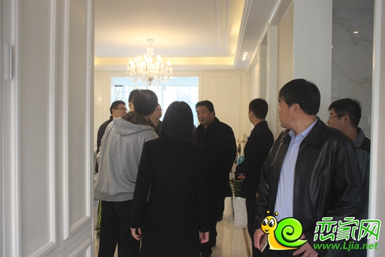 副市長(zhǎng)一行人對(duì)未來城戶型設(shè)計(jì)進(jìn)行指導(dǎo)