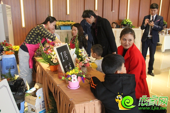 等待進(jìn)行插花體驗(yàn)的購房者