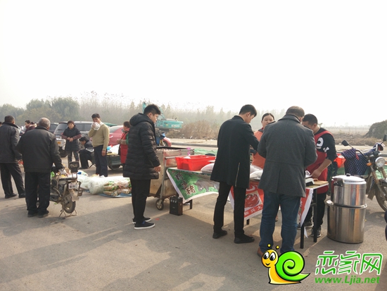 顧客在攤位前進(jìn)行購(gòu)買